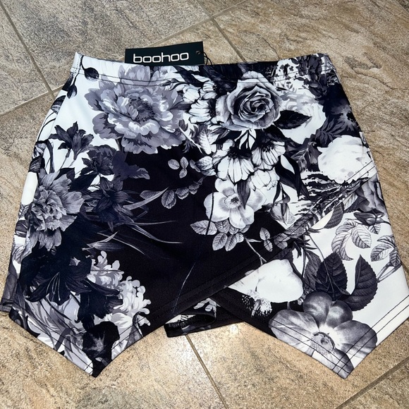 Black & White floral Skort Size 6/UK10 - Picture 1 of 3
